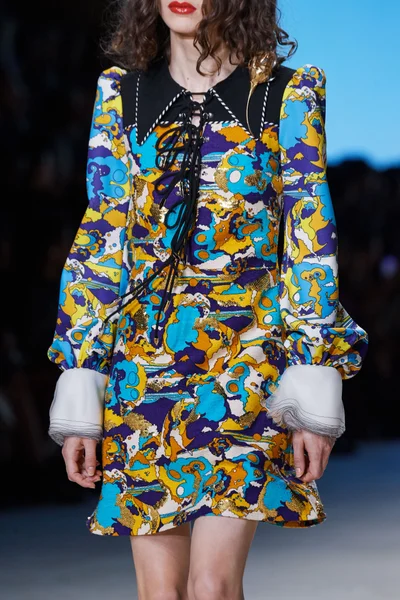 Look 100